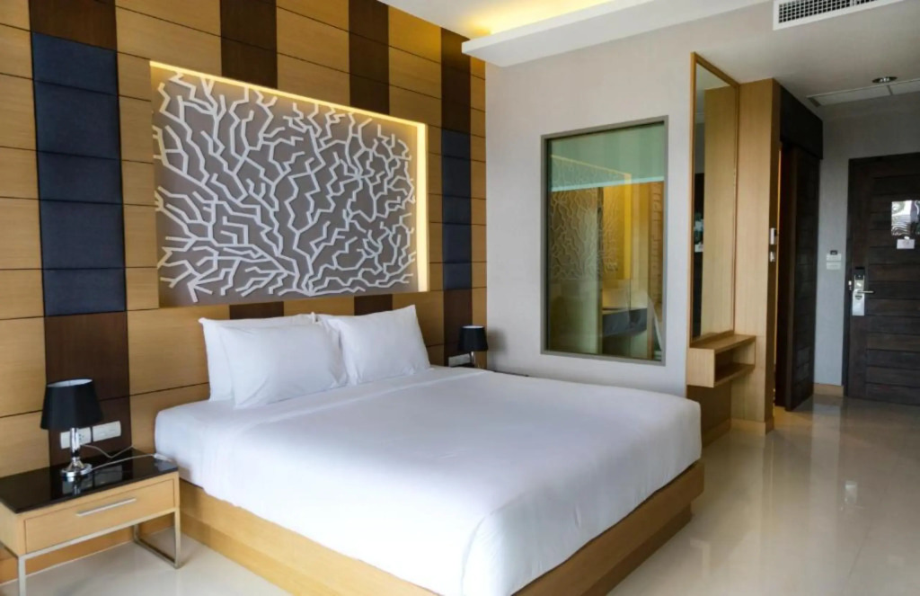 Aqua Resort Phuket - Near Beach and Chalong Pier