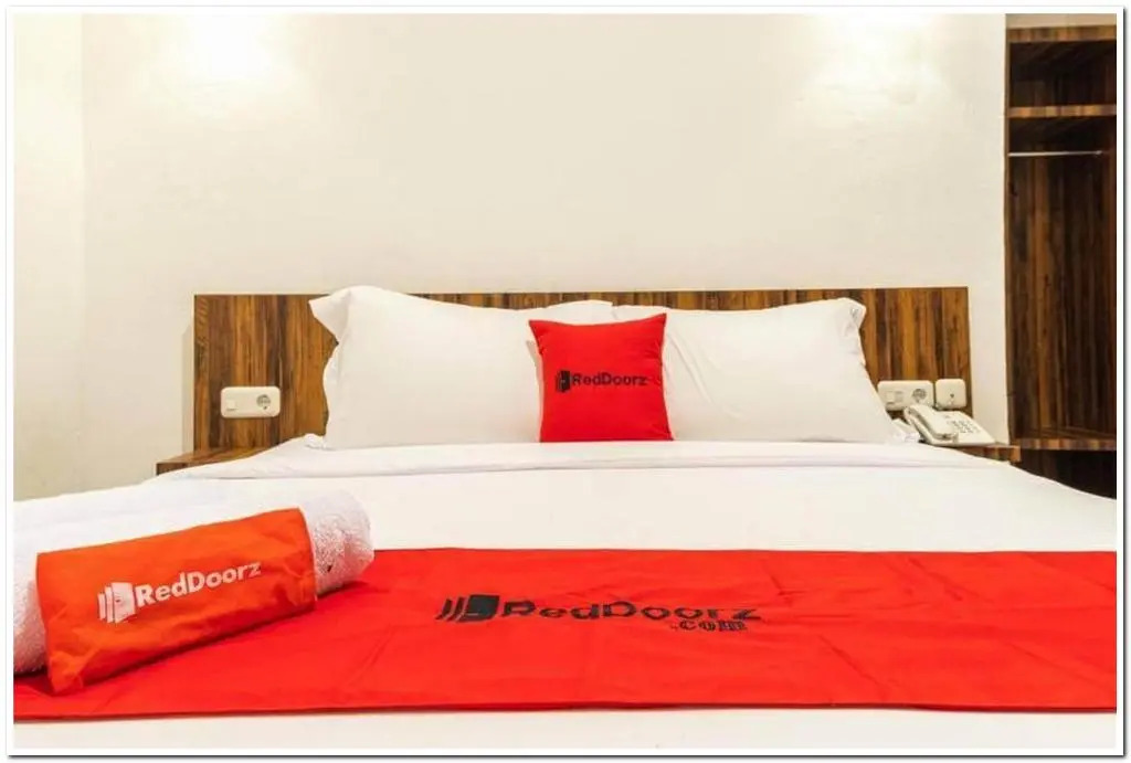 RedDoorz near RS Royal Prima Medan 2