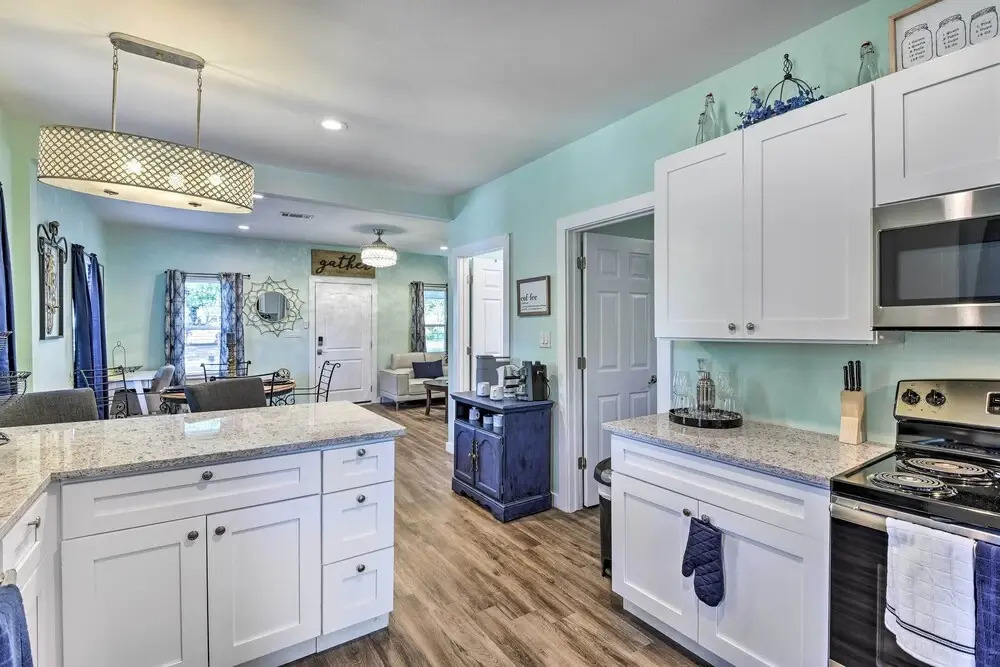 1 Mi to Uta: Arlington Elm Cottage w/ Fenced Yard