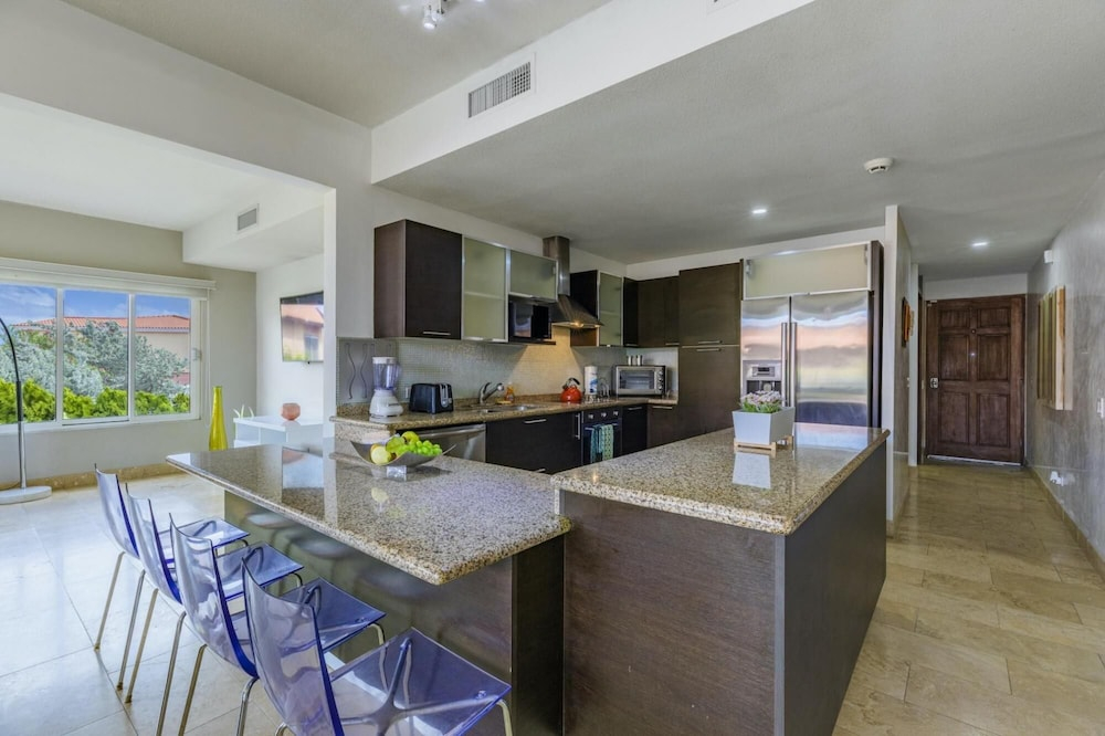 4BR 3BA w Pool Sleeps 10 200m From Eagle Beach