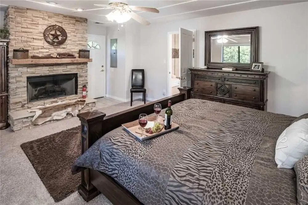 A River Runs Through It - Three Bedroom Cabin with Hot Tub