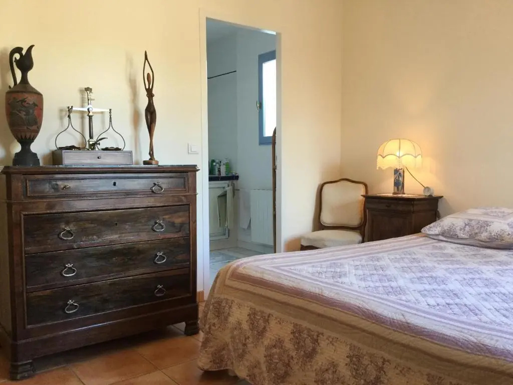 nice home rental in the hearth of the village mouriès, in the natural park of the alpilles
