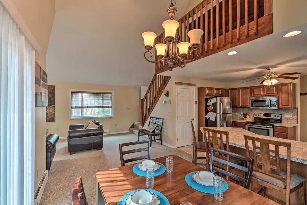 6 Mi to Skiing: Family Poconos Home w Decks!