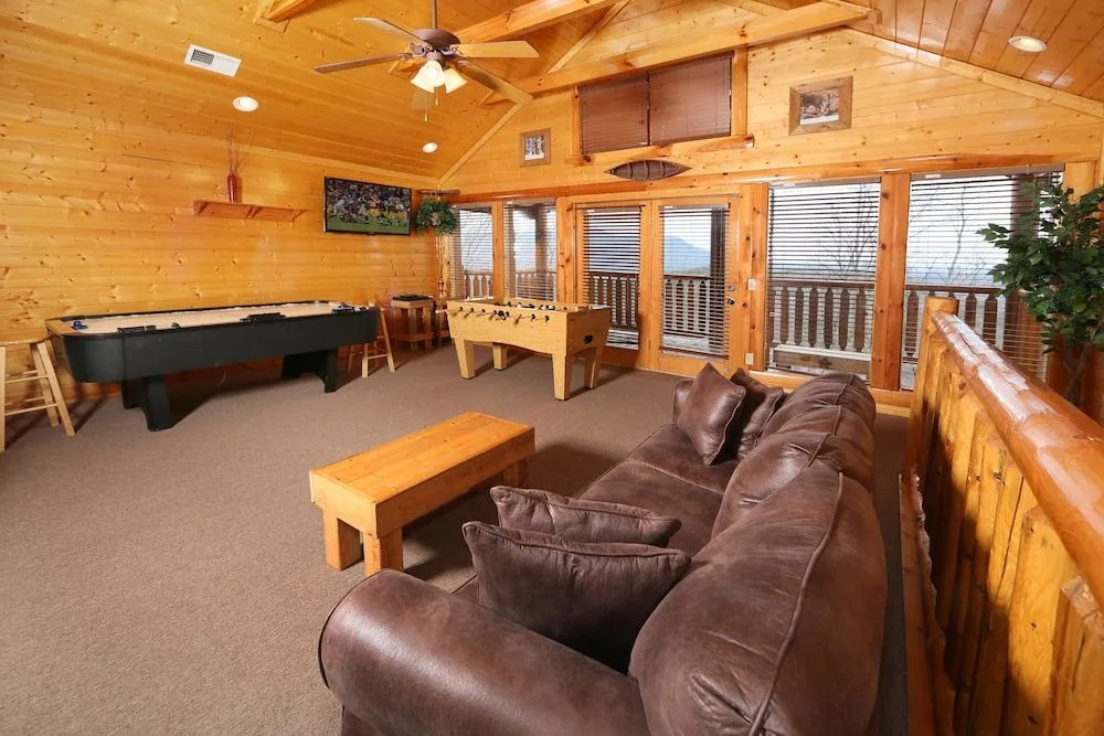 Rising Eagle Lodge - Eight Bedroom Cabin