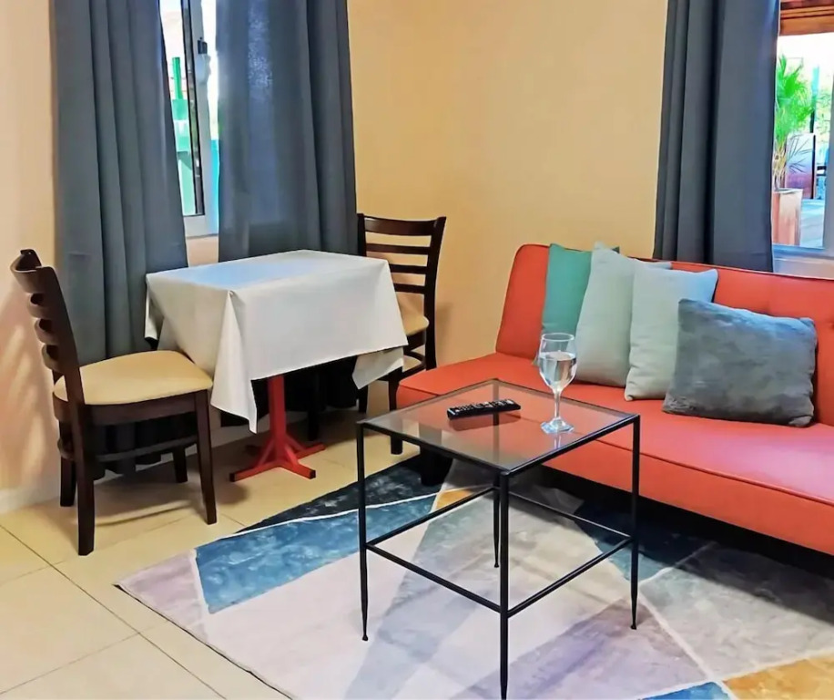 DOLFIJN STUDIOS Stylish 2BR Apartment Fast WiFi AC Near Center