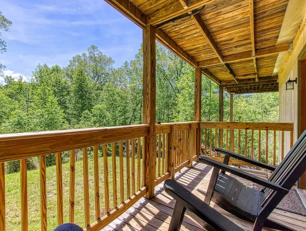 Memorable "Deer & Doe" by HoneyBearCabins 4BR 3BA, Mountain View Deck, Farmhouse Decor, Fireplace, 3 Acres