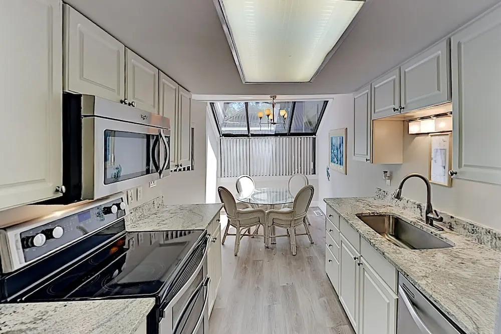 140beach 2 Bedroom Condo