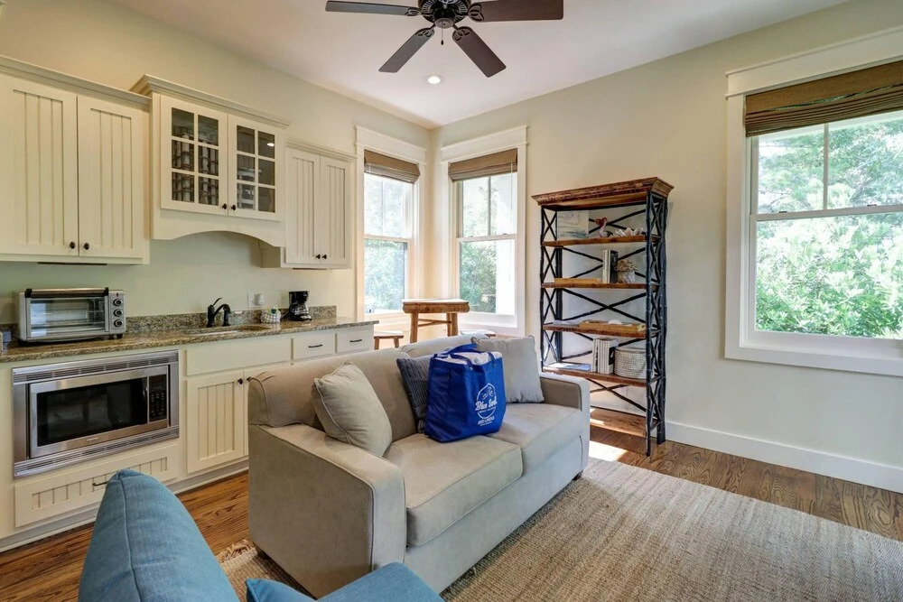 Cute little Cottage! Perfect Getaway! 2 Pools! SLEEPS 4