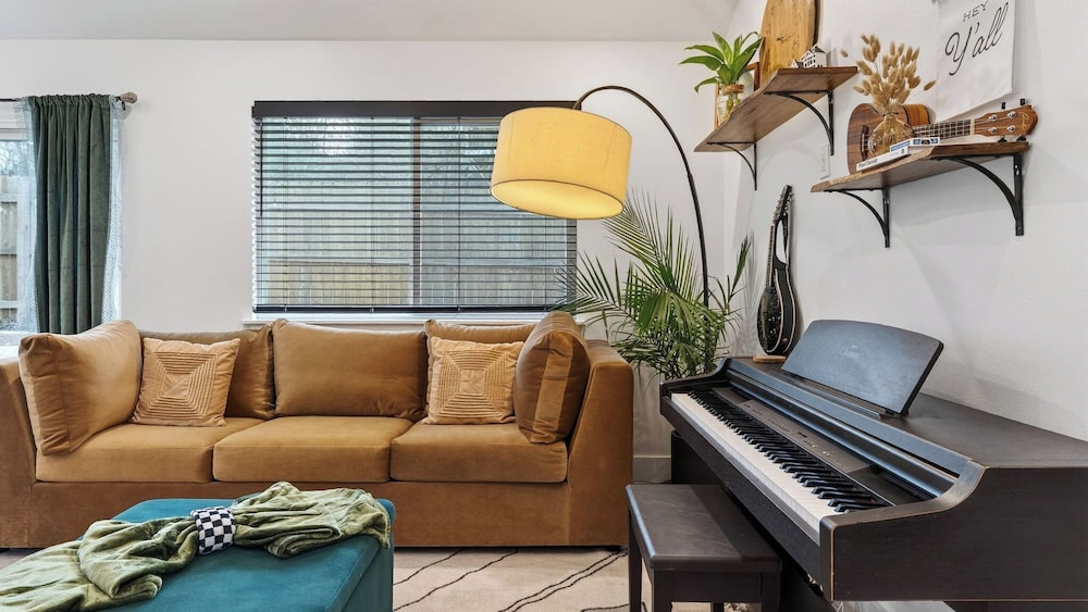 Eastside Keys by Avantstay Bright East Austin Stay + Backyard Dining + Near 6th St and Downtown