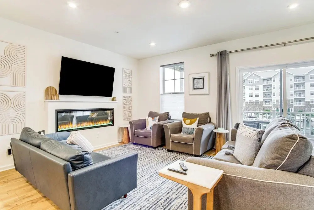 < 1 Mi to Dtwn: Waterfront Townhome in Cambridge!