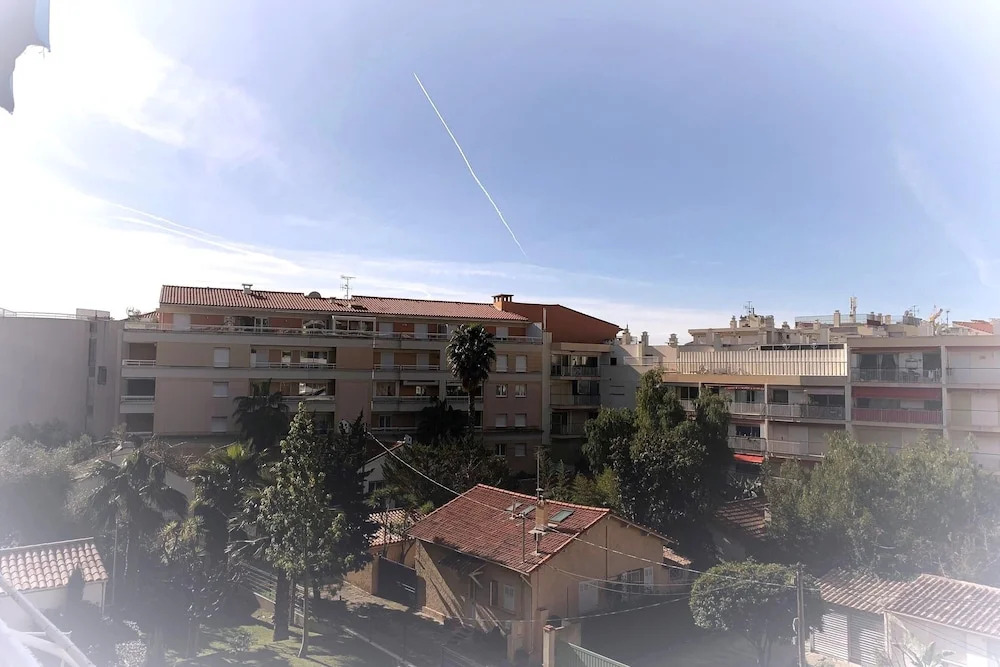 Modern Apartment 2 Bedrooms/2 Bathrooms, Quiet Balcony in a Palm Beach Area