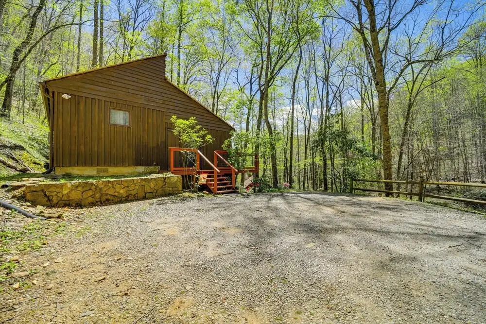 Unwind By Fire! Creekside Whittier Cabin w/ Deck