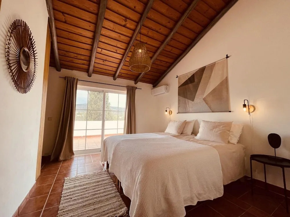 Casa Colinas Roxas by Portucasa