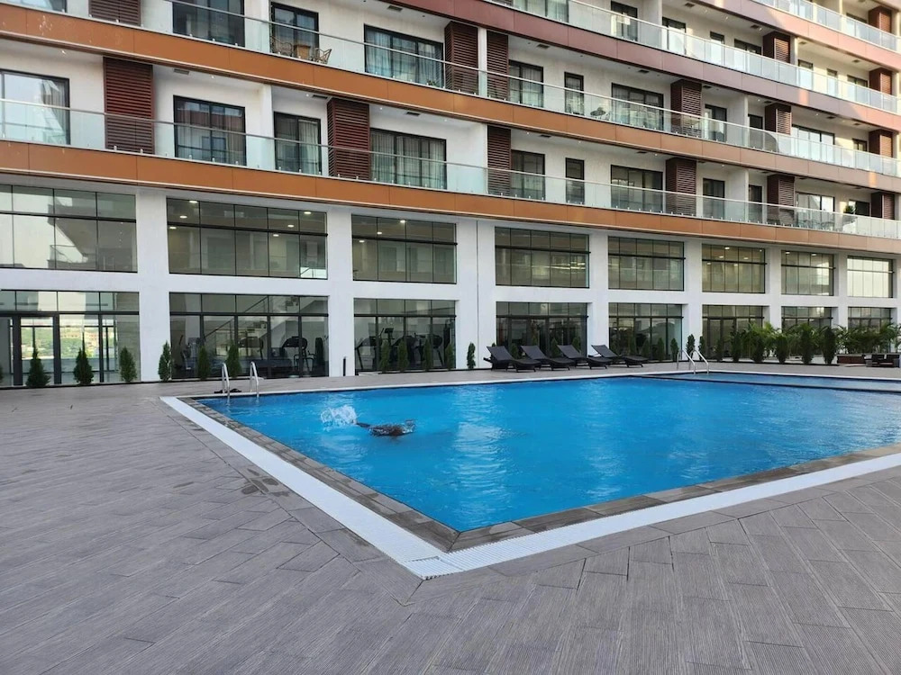 Elegant & Luxury Gem-5 Star Location -pools, Gym!