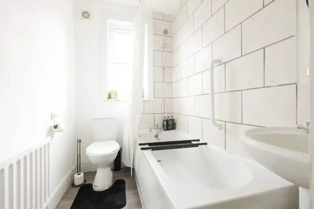 House-sleeps8-parking-garden