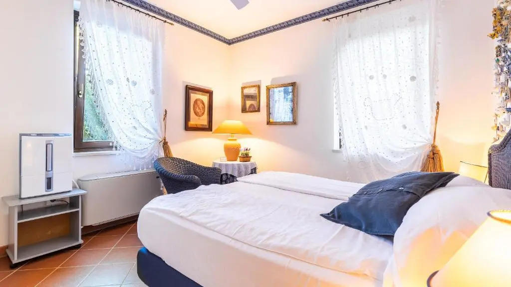 CORAZZA 6&1, Emma Villas