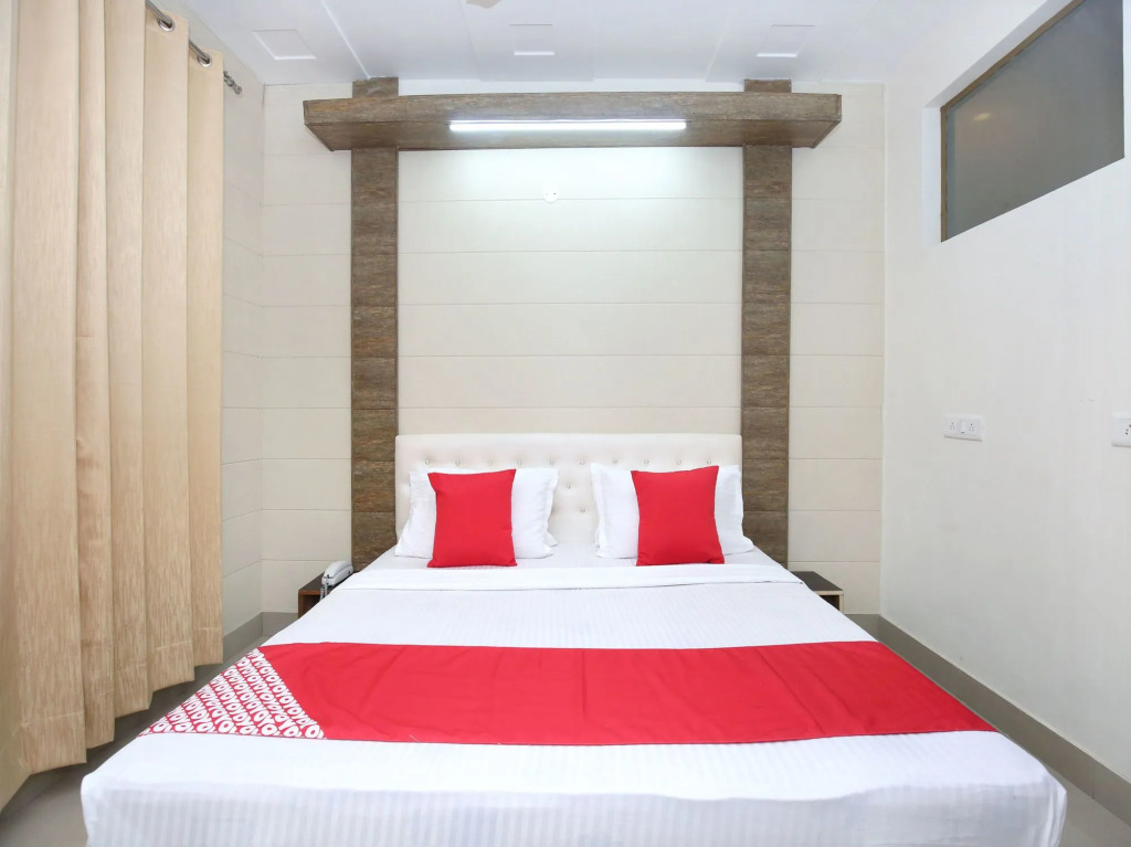 OYO 13368 Hotel Gold Star