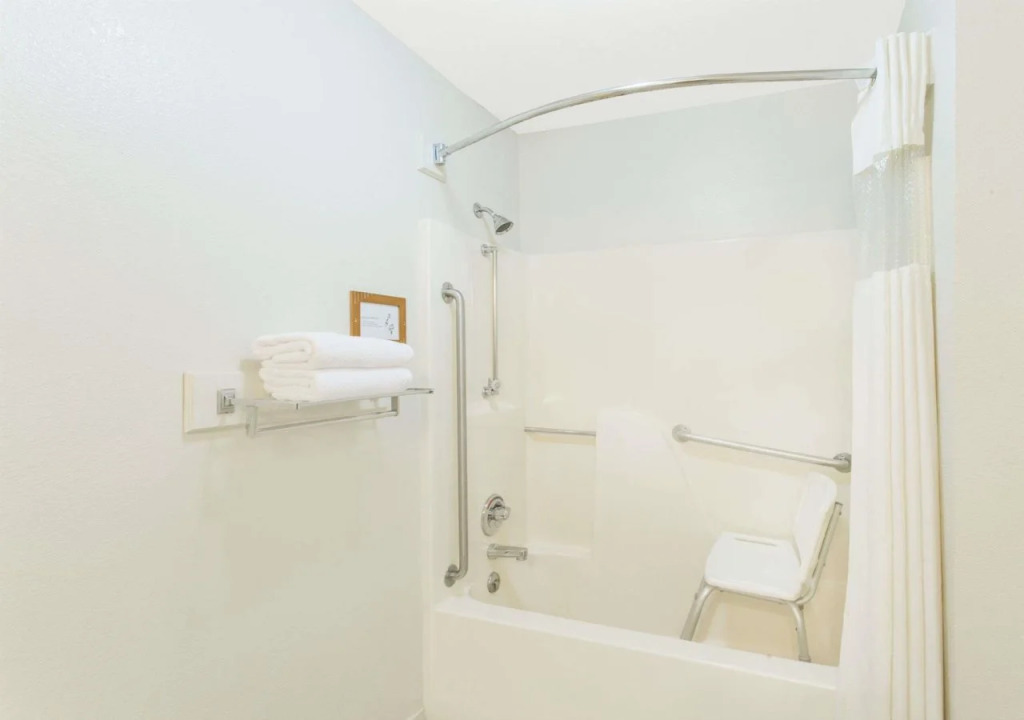 Upper Lake Inn & Suites