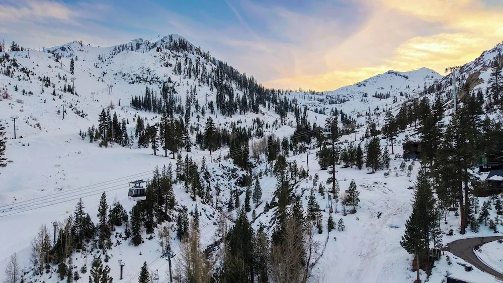 The Ridgeline & The Traverse by Avantstay 2 Slopeside Units + Hot Tub + Sauna + Heated Pool + Heart of Olympic Valley