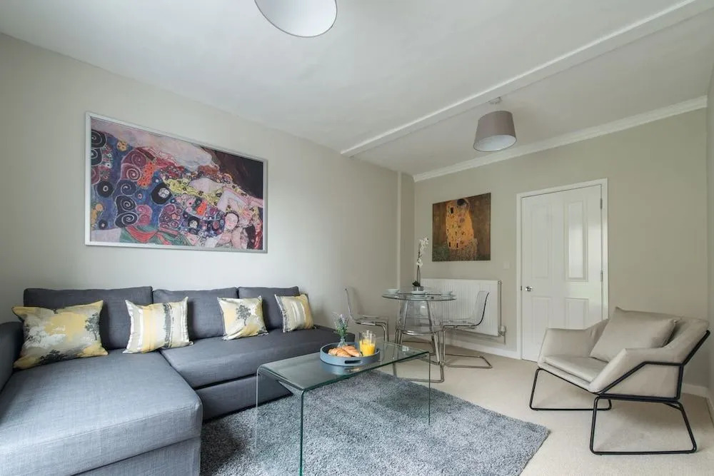 Central Apartment Facing Windsor Castle