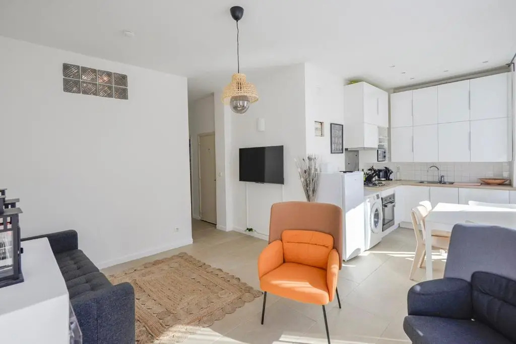 Chic And Modern Apt 5 Min From the Beach
