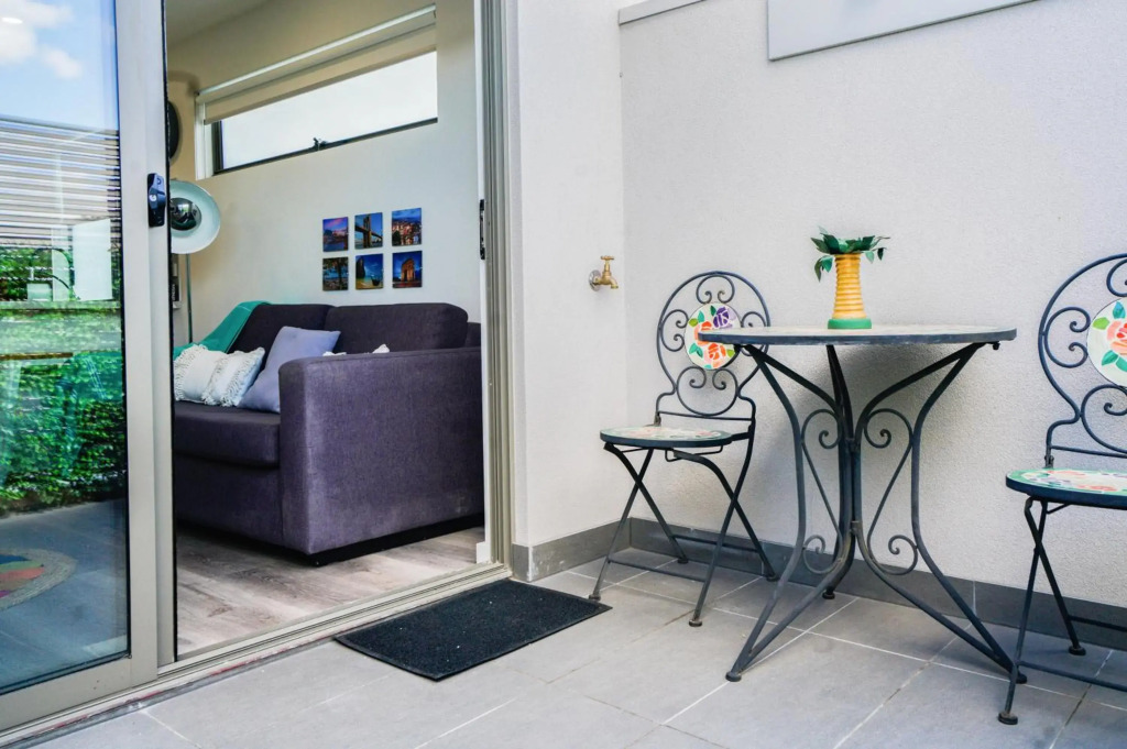 U201 Brunswick Living Top floor Balcony Close to APT and CBD Free Wifi Tram at Doorstep