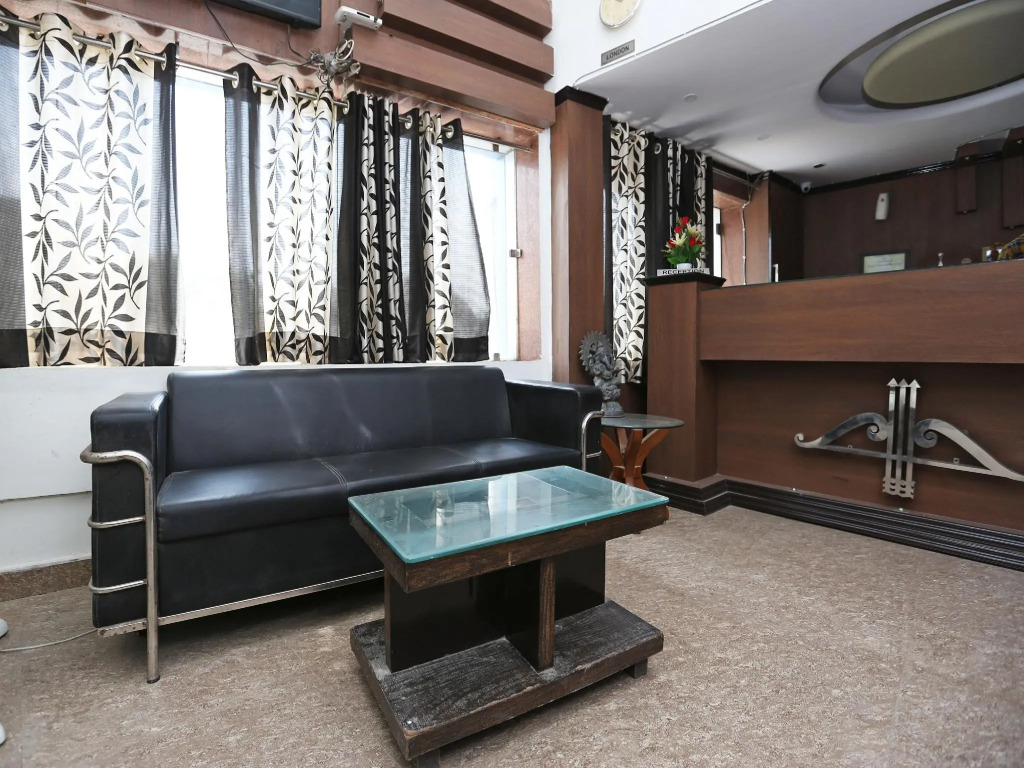 OYO 13672 Hotel Dhruv
