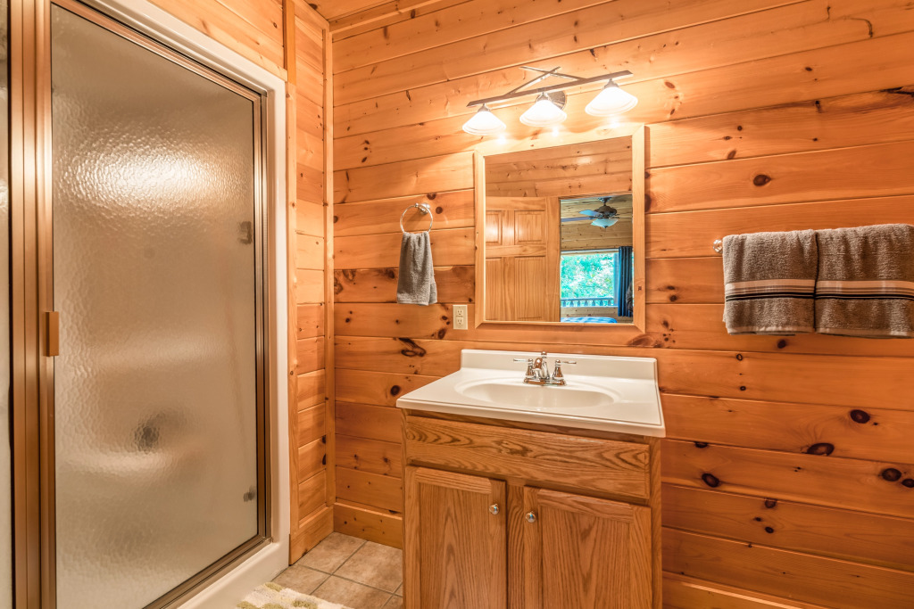 Bear Essentials Lodge Hot Tub Game Room Steam Showers and Community Pool