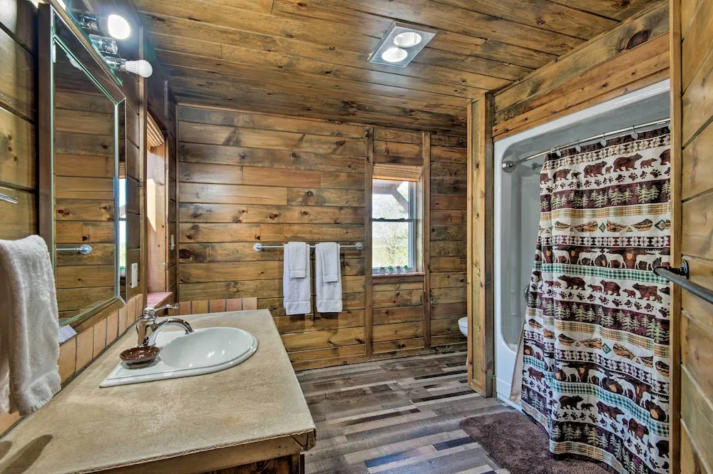 Broken Bow Mountaintop Home w/ Hot Tub!