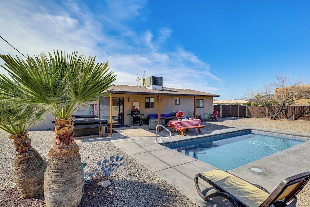 Desert Oasis w/ Hot Tub! 6 Mi to Lake Havasu