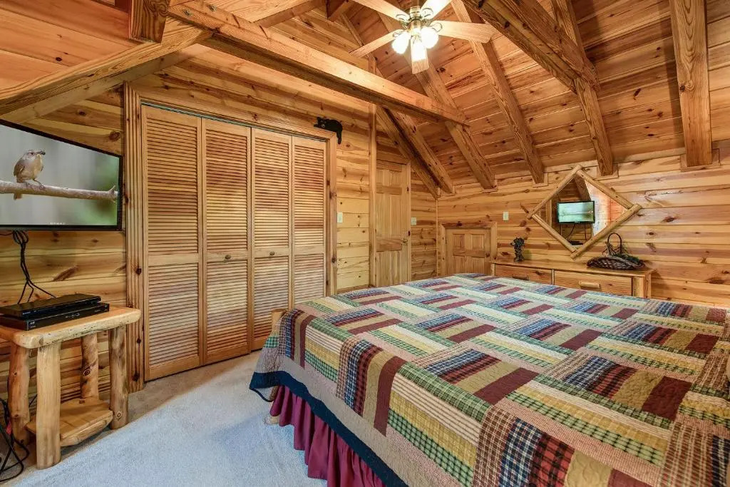 Return To Me, 3 Bedrooms, Sleeps 9, Pool Table, Hot Tub, Gas Fireplace