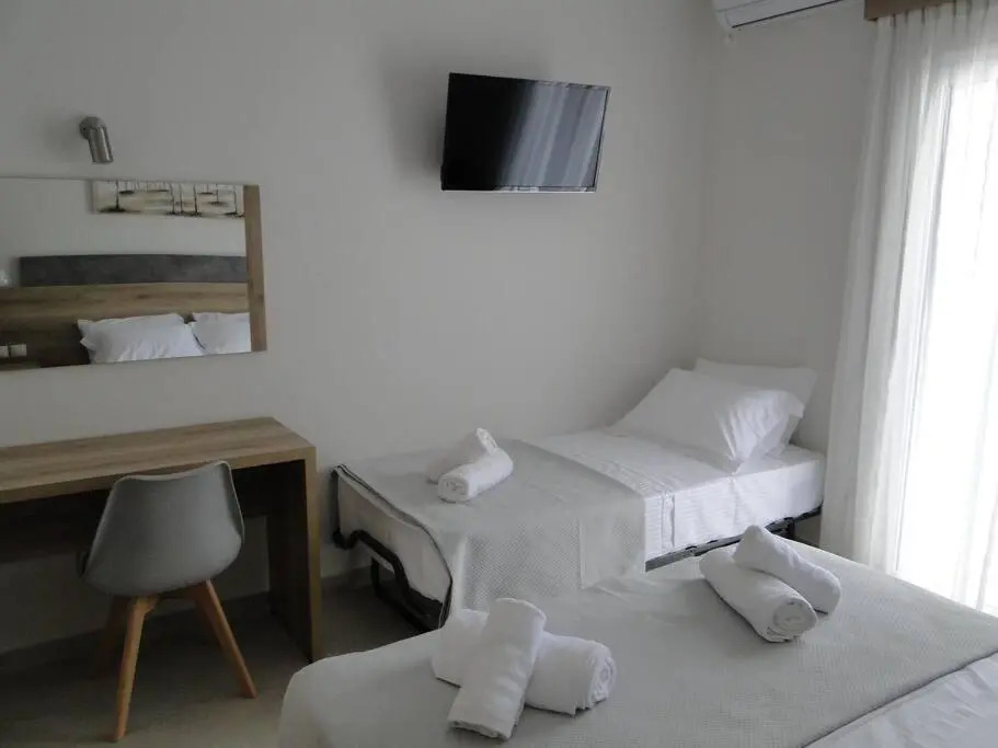 Chrysanthe's Apartments No4