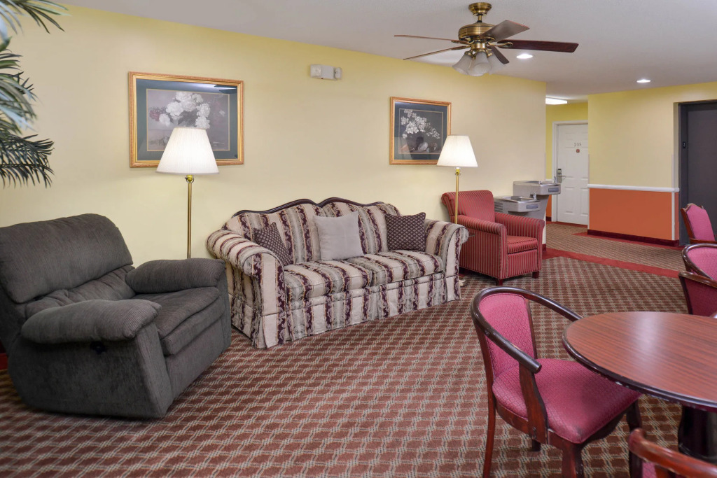 Douglas Inn & Suites