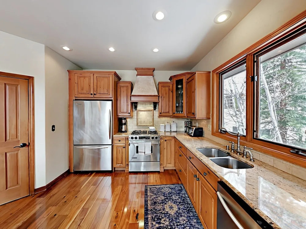 Window-lined  With Hot Tub 4 Bedroom Home