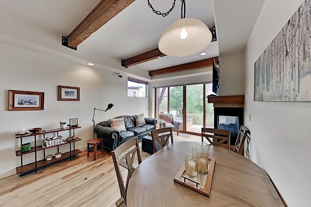 Private Hot Tub & Stunning Views, High Walkability 2 Bedroom Condo