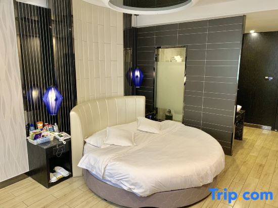 Qingmu Hotel (Zhenjiang Danyang Houxiang Central Street)