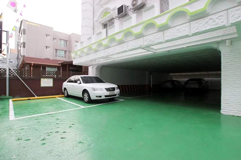 Sinjeong White Castle
