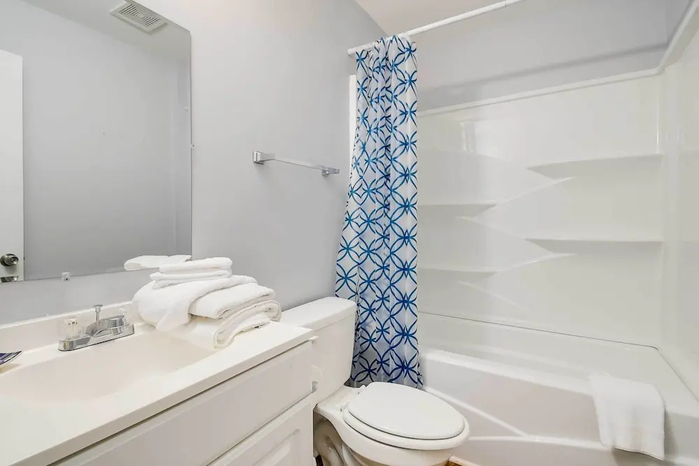 2 Mi to Barefoot Landing! 'bailey's Beach Cottage'