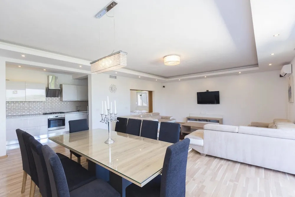 Villa With 5 Bedrooms in Pomer, With Private Pool, Enclosed Garden and