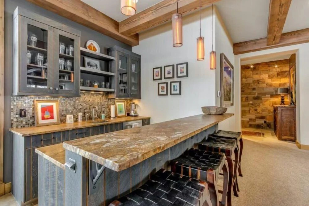 Luxurious 6-bedroom Ski-in/ski-out Home, Very Spacious, With Private hot tub and Game Room
