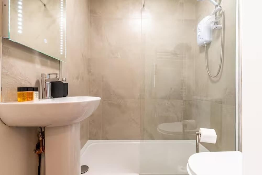 Beautiful 1 Bedroom Apartment Near City Centre