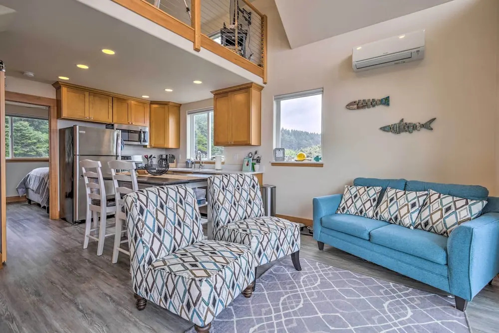 Yachats Gem w/ Private Balcony & Ocean Views!