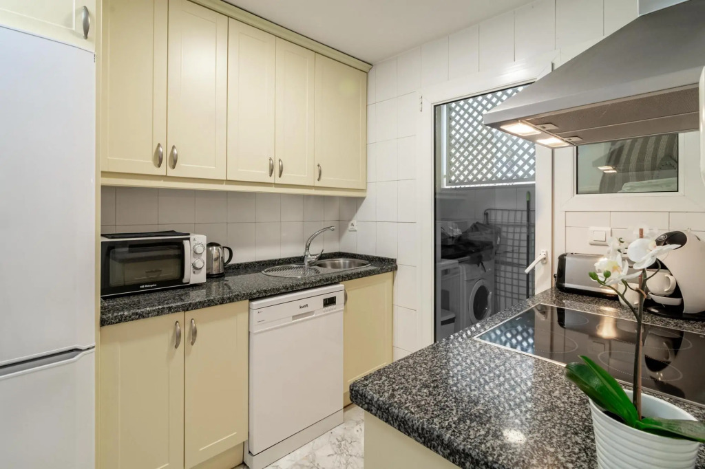 PR45- Beach front apartment Puerto Banus