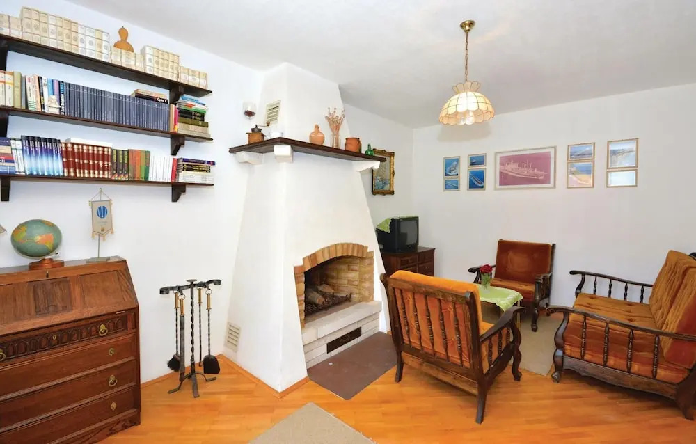 Stunning Home in Stari Grad With Wifi and 3 Bedrooms