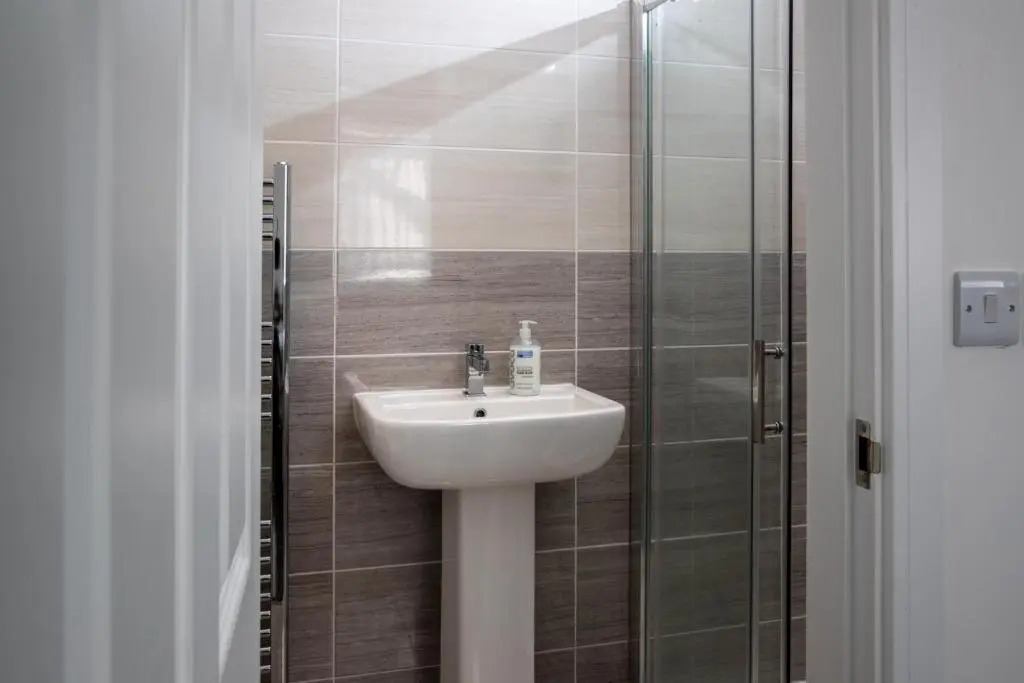 Fantastic Large House with Private Parking