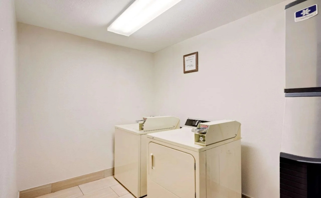 Super 8 by Wyndham Lexington Hamburg Area