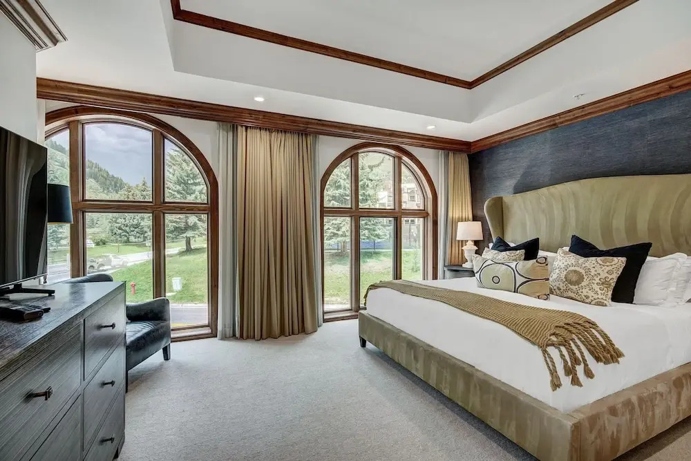 Remodeled 3 Bedroom Valley View at Ritz Carlton 3 Condo by RedAwning