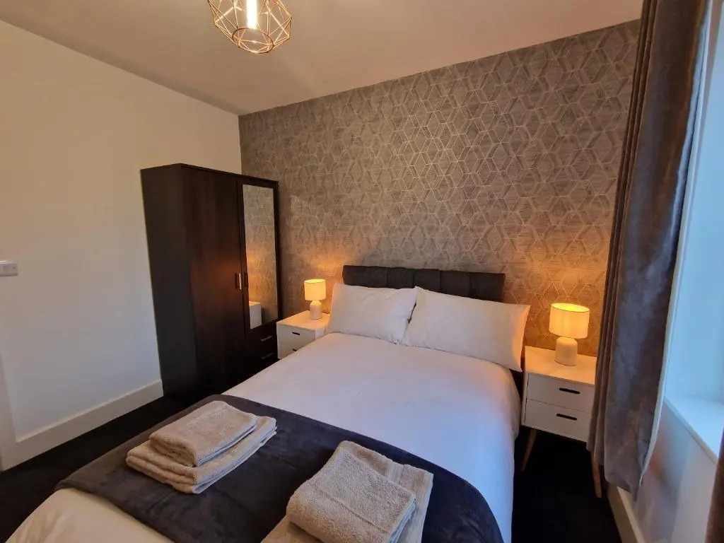 Entire Central 2 Bedroom Apartment (With Parking)
