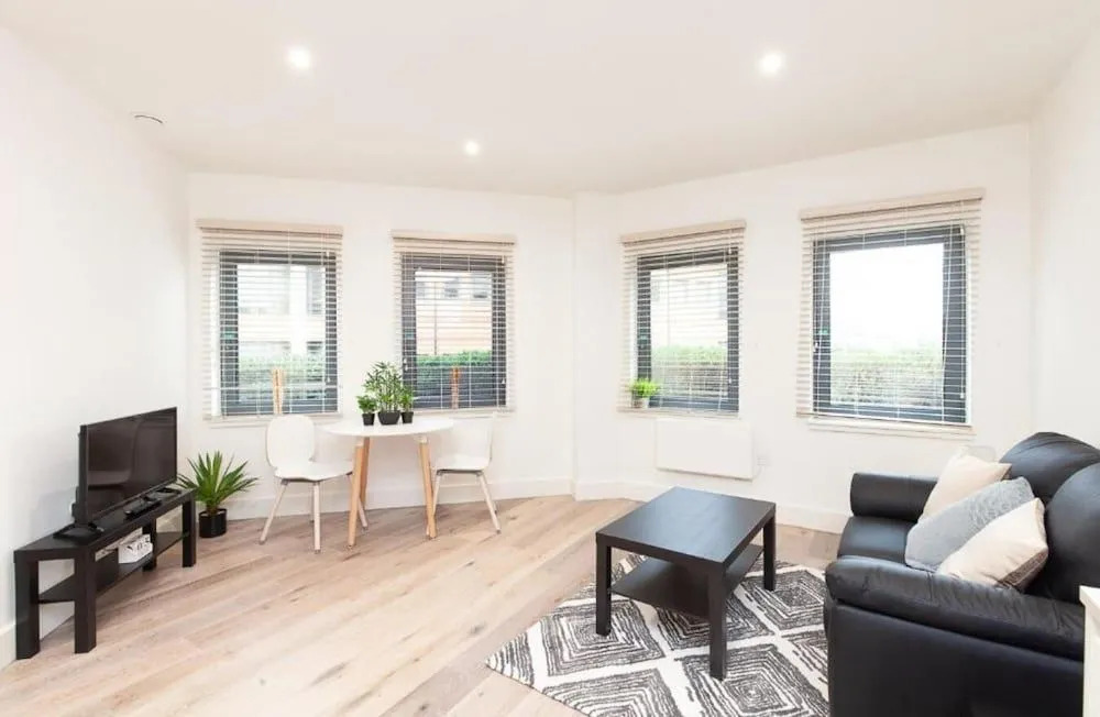Deluxe Heathrow Apartments & Parking