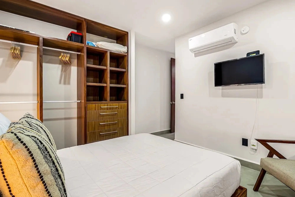 2nd-floor Condo With Heated Outdoor Pool, Grills, Balcony, W/d, AC